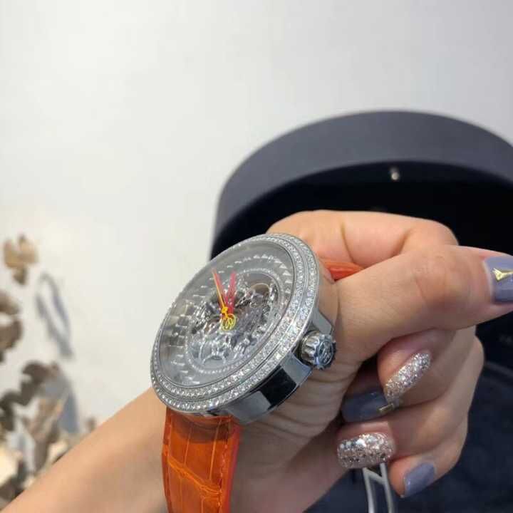 The yellow and red hands are striking on the silver dial, offering ultra legibility.